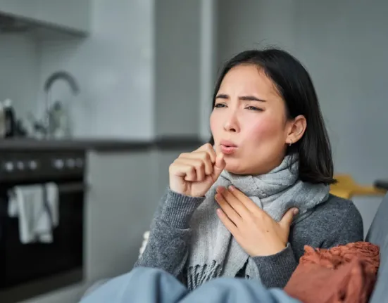 Η απλή τεχνική των 15 δευτερολέπτων που ανακουφίζει άμεσα τον πονόλαιμο