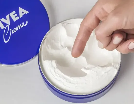 Το μπλε κουτάκι της Nivea δεν είναι μόνο για ενυδάτωση – Οι άγνωστες χρήσεις που θα σας λύσουν τα χέρια στο σπίτι