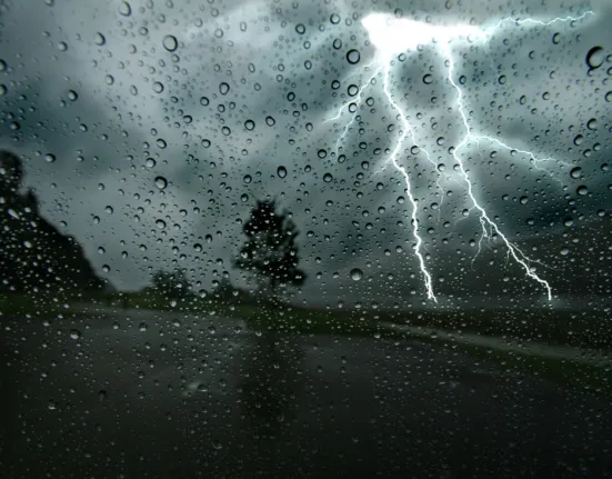 Σοβαρή κακοκαιρία στη Δυτική Ελλάδα: Δρόμοι κομμένοι, υπερχειλίσεις, μηνύματα από το 112