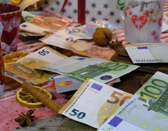 Δώρο Χριστουγέννων 2025: Πότε πληρώνεται, ποιοι το δικαιούνται και πώς υπολογίζεται