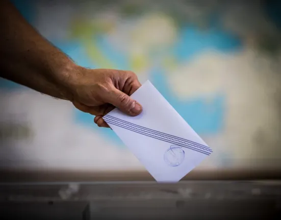 Metron Analysis: 7 στους 10 αρνητικοί για κυβέρνηση - Αποδοκιμασία σε κυβέρνηση Μητσοτάκη