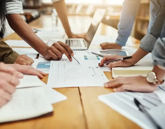 Generation Z στην Ελλάδα: Μορφωμένοι, αγχωμένοι και «μια ανάσα» πριν τη μετανάστευση