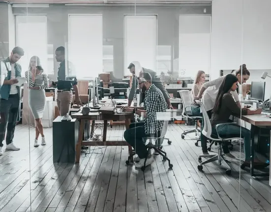 Απολύσεις με «δικαιολογία» το AI – Το εύκολο άλλοθι πίσω από τις εταιρικές περικοπές