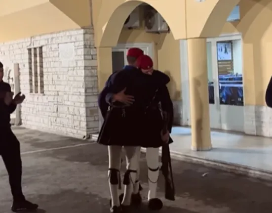 Συγκίνηση στην τελευταία υπηρεσία των Ευζώνων – Το βίντεο που έγινε viral