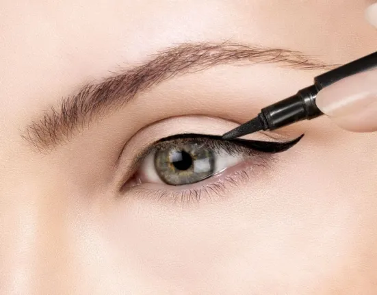 Eyeliner μετά τα 40: Το κόλπο που ανοίγει το βλέμμα και τα λάθη που πρέπει να αποφύγεις