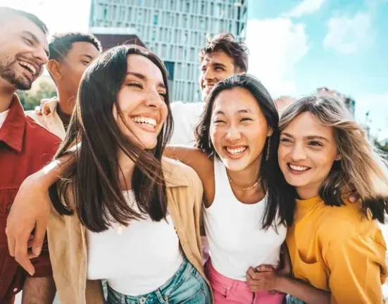 Gen Z και η «χρυσή παράκαμψη»: γιατί οι νέοι αφήνουν τα γραφεία για άλλες δουλειές