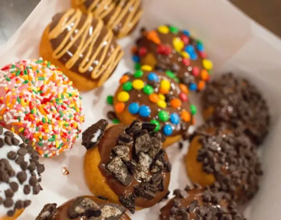 Έφαγες περισσότερη ζάχαρη από όσο θα ήθελες; Δες τι να κάνεις την επόμενη μέρα — χωρίς ενοχές και «τιμωρίες»