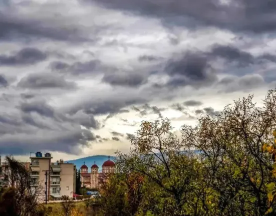 Καιρός: Συννεφιά, μικρή πτώση της θερμοκρασίας και τοπικές βροχές – Πού θα σημειωθούν φαινόμενα σήμερα