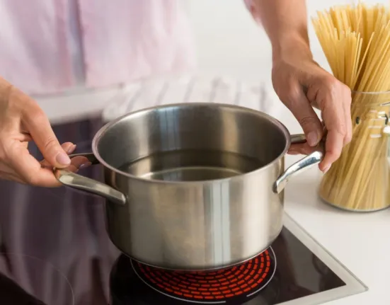 Καμένος πάτος κατσαρόλας; Οι 2 πιο αποτελεσματικές μέθοδοι για να τον καθαρίσεις χωρίς τρίψιμο