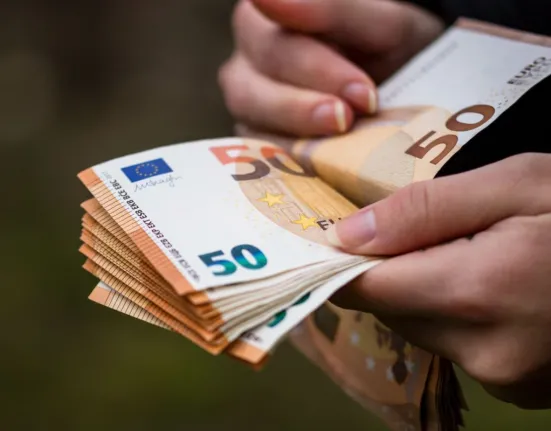 Πληρωμές από e-ΕΦΚΑ και ΔΥΠΑ – Ξεκίνησε και η πρώτη δόση των 4.600 ευρώ για νέες επιχειρήσεις ανέργων 30–59 ετών