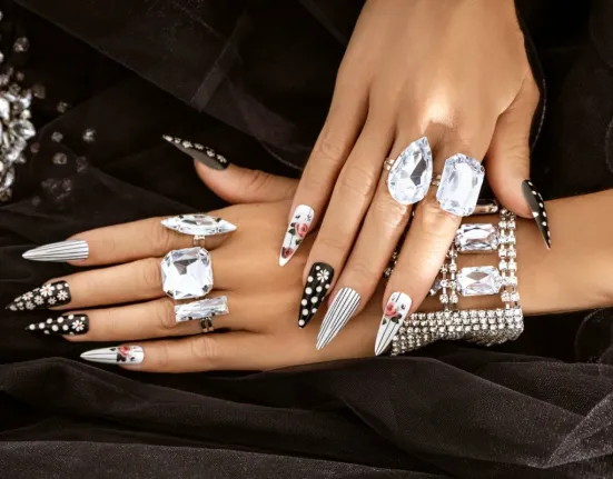 Press-On Nails: Το πιο γρήγορο, οικονομικό και stylish manicure της εποχής