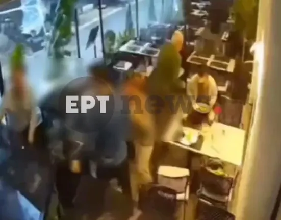 Πάτρα: Η στιγμή που «ανεμοστρόβιλος» σαρώνει την πόλη – Καρέ καρέ το σοκαριστικό βίντεο