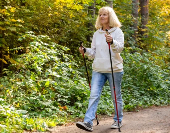 Περπάτημα: Πόσα βήματα τη μέρα χρειάζονται για να μειώσετε τον κίνδυνο άνοιας και Αλτσχάιμερ