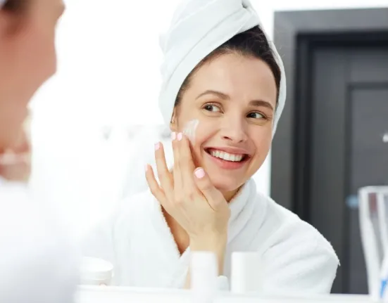 Ξηρό δέρμα: Γιατί εμφανίζεται και πώς να το αντιμετωπίσετε αποτελεσματικά