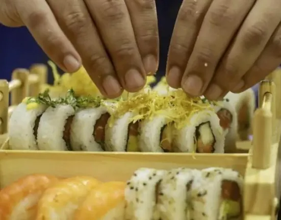 Anisakis: Το παράσιτο πίσω από τη δηλητηρίαση 22χρονου στη Θεσσαλονίκη – Συμπτώματα και τρόποι μετάδοσης