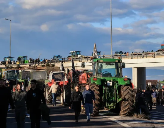 Κλιμακώνουν οι αγρότες από Δευτέρα: Νέα μπλόκα, σκηνές και ένταση μετά τα επεισόδια στη Λάρισα