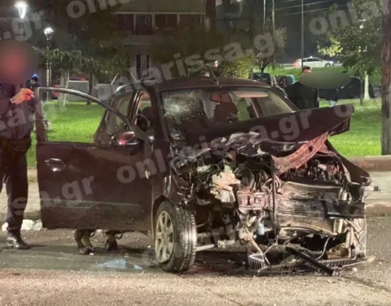 Λάρισα: Σοβαρό τροχαίο στη Νεάπολη – Πατέρας και δύο παιδιά εγκλωβίστηκαν