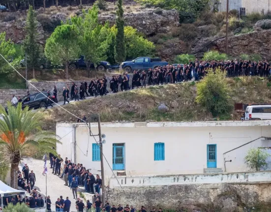 Βορίζια: Γονάτισε στην καρότσα και κρατούσε το χέρι του νεκρού Φανούρη