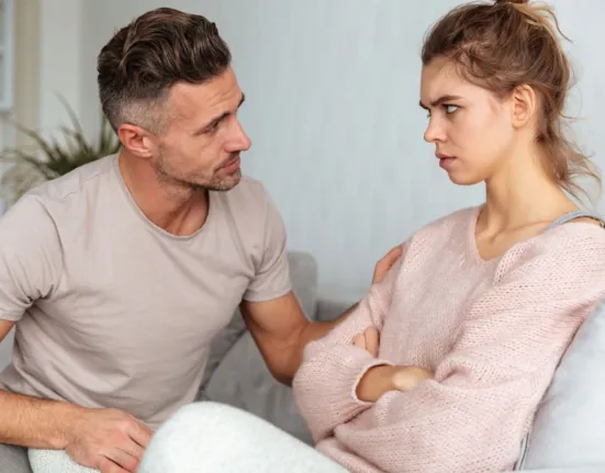 Dry Begging: Το νέο red flag που γίνεται viral – Πώς να καταλάβεις ότι η σχέση σου σε χειραγωγεί