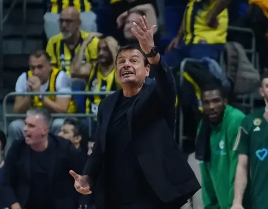 Ξέσπασμα Αταμάν μετά το διπλό στην Πόλη: «Με έβριζαν μαζί με τη μητέρα μου – Αυτό δεν είναι μπάσκετ»