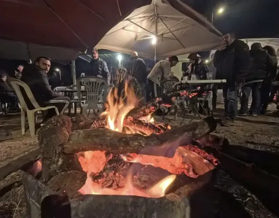Χριστούγεννα στον δρόμο για τους αγρότες: Γιόρτασαν στα μπλόκα με τραπέζι, μουσική και ξεκάθαρο μήνυμα συνέχισης