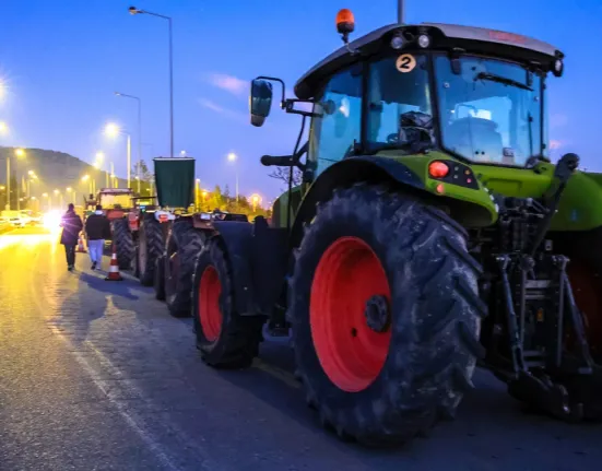 Συνεχίζονται οι αγροτικές κινητοποιήσεις: Κλειστή η εθνική οδός στη Νίκαια, συγκέντρωση στην πλατεία της Λάρισας