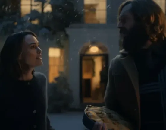 Η νέα χριστουγεννιάτικη διαφήμιση που συγκίνησε τη Βρετανία: Η Κίρα Νάιτλι σε μια «μικρή ρομαντική κομεντί»