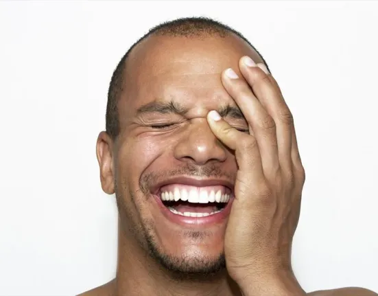 Γιατί σε πολύ δύσκολες στιγμές αντί να κλαίμε…γελάμε; Η απάντηση της Ψυχολογίας