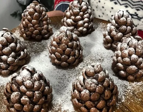 Το πιο εύκολο χριστουγεννιάτικο γλυκό: Κουκουνάρια σοκολάτας