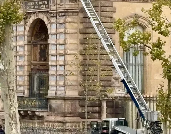 Έτσι έγινε η κινηματογραφική ληστεία στο Μουσείο του Λούβρου – Πώς έφτασαν, μπήκαν και διέφυγαν