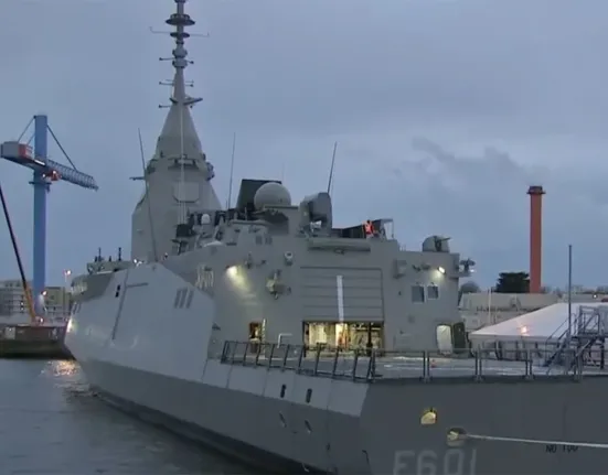 Ιστορική στιγμή για το Πολεμικό Ναυτικό: Η ύψωση της σημαίας στη φρεγάτα Belharra ΚΙΜΩΝ