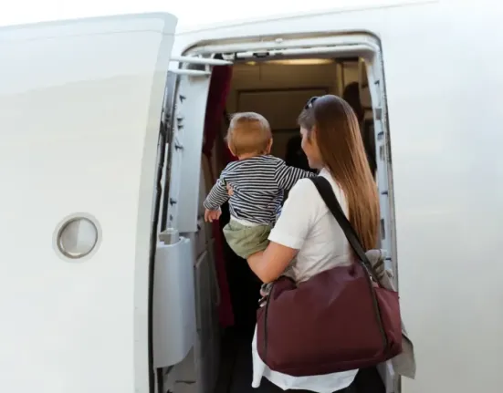 «Τα μωρά δεν ανήκουν στην business class»: Μητέρα δίνει επική απάντηση σε ενοχλημένη συνεπιβάτιδα