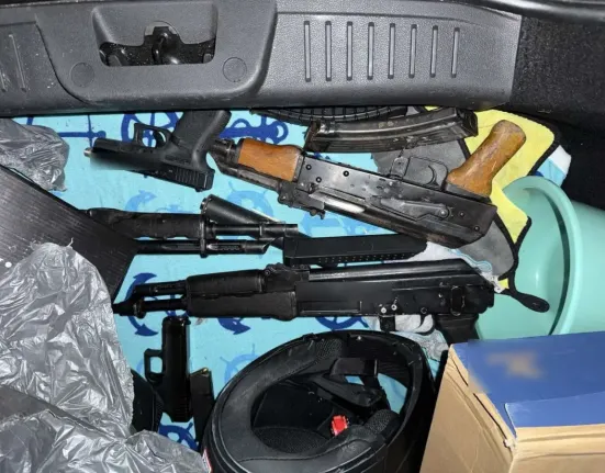 Αποθήκη-οπλοστάσιο στα Καλύβια: Βρέθηκαν όπλα, πινακίδες και κλεμμένα οχήματα