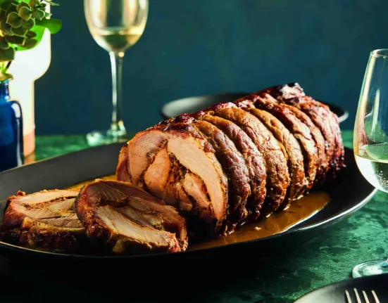 Το χοιρινό ρολό που κλέβει την παράσταση στο πρωτοχρονιάτικο τραπέζι - Δες πως να το φτιάξεις