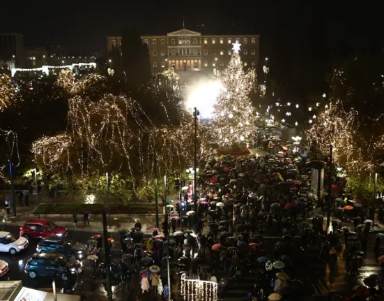 Παραμονή Χριστουγέννων: Μέχρι τι ώρα είναι ανοιχτά καταστήματα και σούπερ μάρκετ