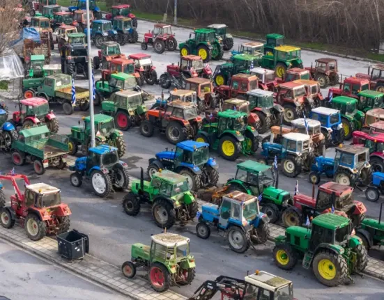 Αγρότες σε τροχιά κλιμάκωσης: Νέα μπλόκα παρά το άνοιγμα της κυβέρνησης για διάλογο – Τι αποφασίστηκε στις Σέρρες