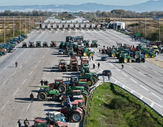 Στα μπλόκα οι αγρότες: Κλειστή η ΠΑΘΕ σε Νίκαια και Μάλγαρα – Κλιμάκωση κινητοποιήσεων σε όλη τη χώρα