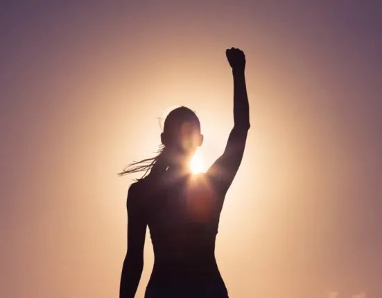 9 φράσεις που «προδίδουν» ανθρώπους με αίσθηση ανωτερότητας – Τι αποκαλύπτει η ψυχολογία της ομιλίας τους