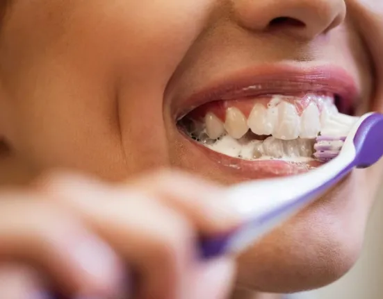 Πώς να κάνεις τα δόντια να φαίνονται πιο λευκά με φυσικό τρόπο