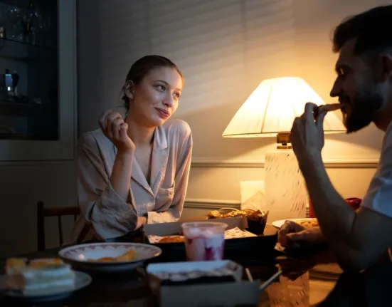 Γιατί πεινάς πριν τον ύπνο ενώ έχεις φάει κανονικά; Οι πραγματικοί λόγοι που δεν φαντάζεσαι