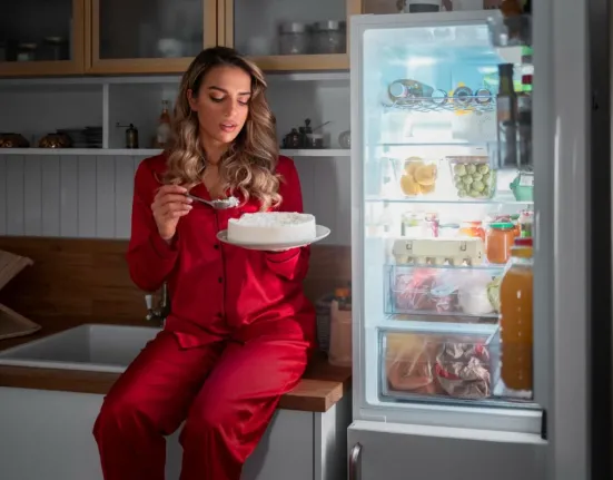 Μήπως το βραδινό σάς κρατάει ξύπνιους; 6 τροφές που θα σας βοηθήσουν να κοιμηθείτε καλά