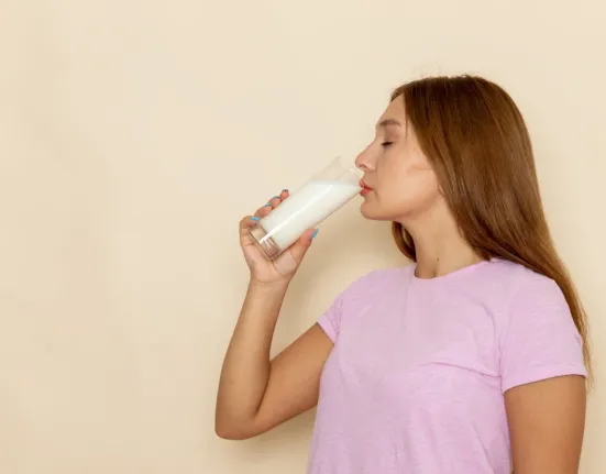 Ύπνος: Τι συμβαίνει στο σώμα όταν πίνετε ένα ποτήρι γάλα πριν κοιμηθείτε