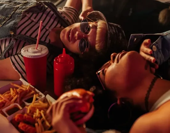 Γιατί η Gen Z «ζηλεύει» τα ’90s: Η γενιά που αναζητά αυθεντικότητα σε έναν υπερσυνδεδεμένο κόσμο