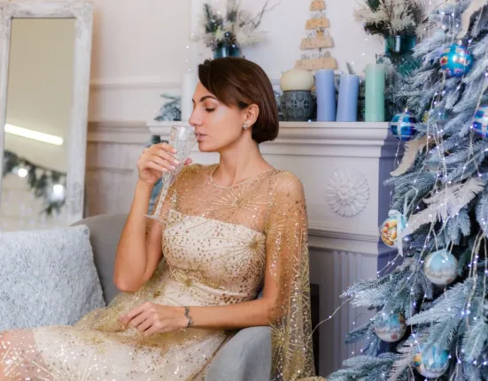 Πώς να φορέσεις τη δαντέλα στο πρωτοχρονιάτικο ρεβεγιόν και να δείχνεις κομψή