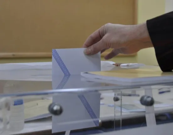 Δημοσκόπηση Metron Analysis: Λάθος κατεύθυνση για τη χώρα, φθορά ΝΔ και ισχυρή στήριξη στους αγρότες