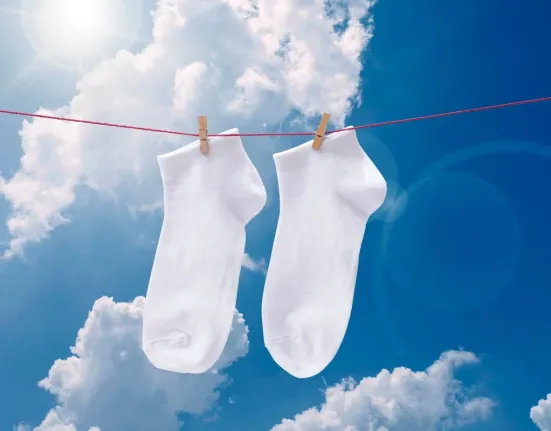 Πώς να κάνετε τις λευκές κάλτσες να μοιάζουν σαν καινούργιες