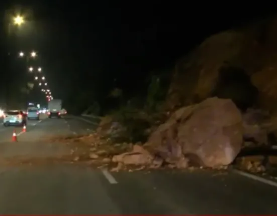 Κατολίσθηση στη Λεωφόρο Αθηνών: Κλειστές δύο λωρίδες στο Δαφνί