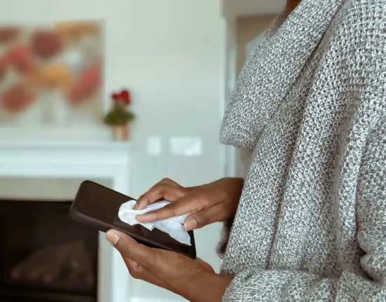 Το κινητό έχει περισσότερα μικρόβια από την τουαλέτα: Ο σωστός τρόπος καθαρισμού χωρίς να φθαρεί η οθόνη