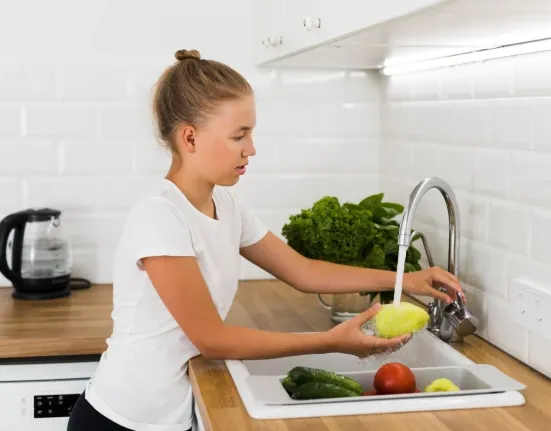 Πώς να ξεβουλώσεις το σιφόνι του νιπτήρα της κουζίνας εύκολα και γρήγορα