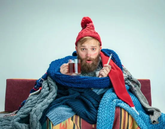 Γιατί αρρωσταίνεις στις γιορτές; Οι λόγοι που το σώμα σε προδίδει τις πιο λάθος μέρες